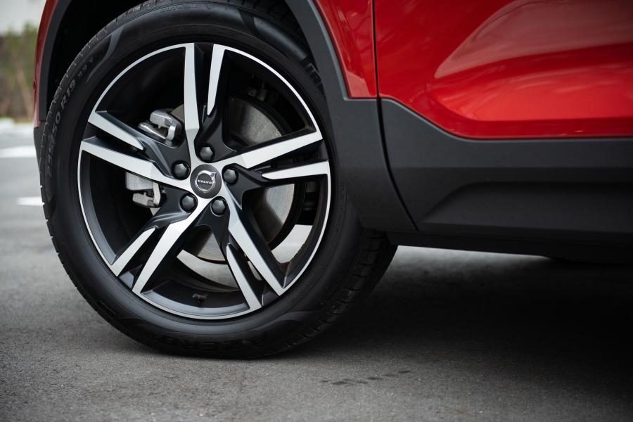 Колеса Volvo XC40 T5 R-Design 2018 года  (JP) (фото 15 из 23)